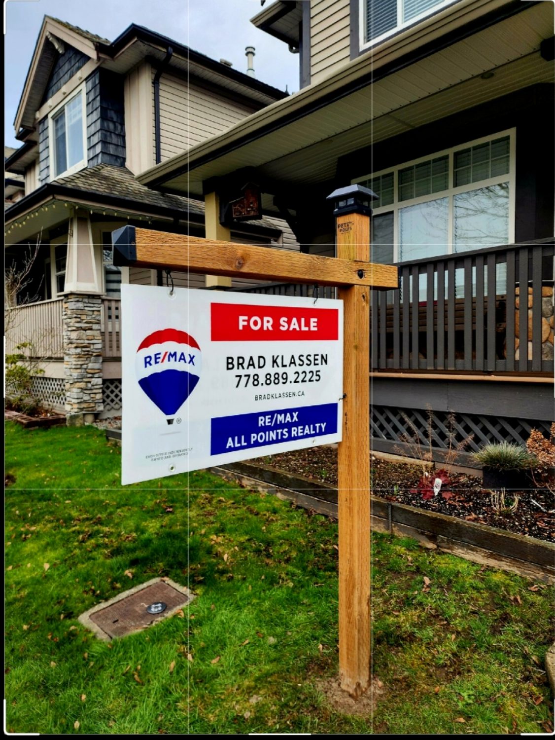 Natural wood RE/MAX sign post