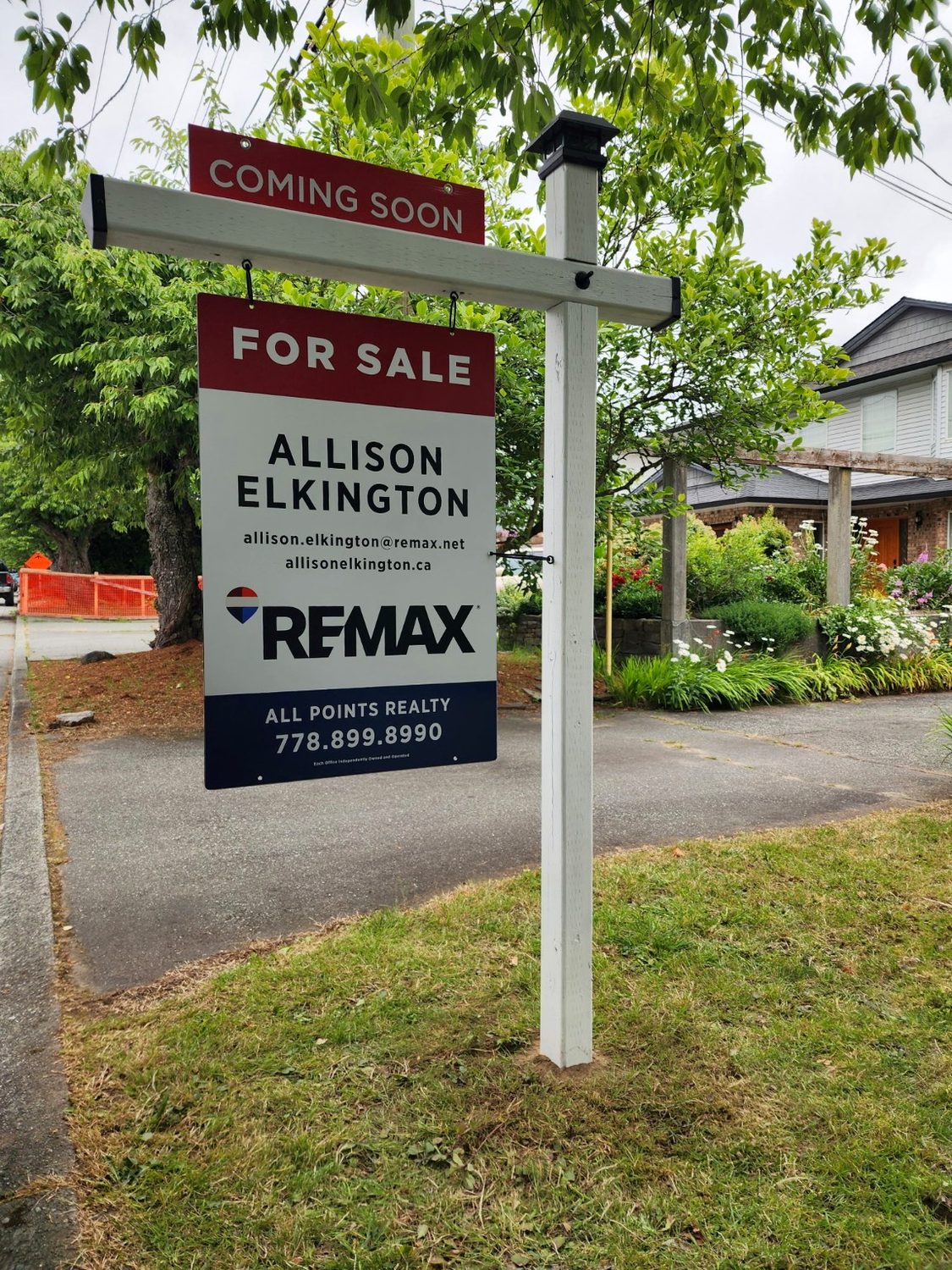 White RE/MAX sign post installation